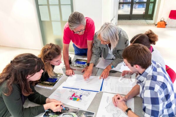Atelier participatif de cartographie collective autour d'une table de travail