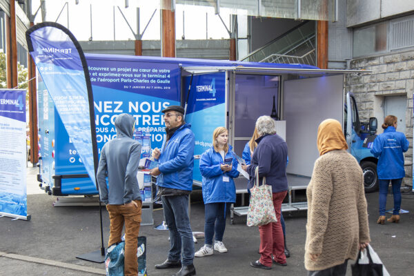 Stand mobile de concertation publique avec équipe État d'Esprit accueillant des habitants en extérieur