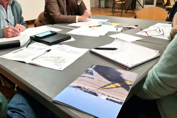 Atelier de dépouillement de contributions, documents et notes sur table de travail