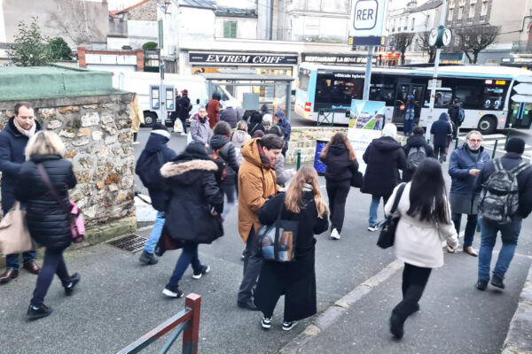 Échange avec des riverains lors d'une permanence mobile en extérieur