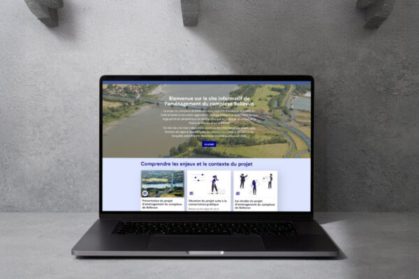 Maquette d'un site de projet sur écran d'ordinateur portable, présentation d'une concertation citoyenne