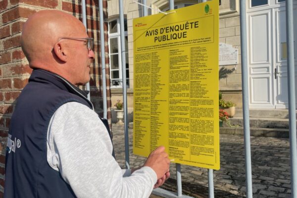 Avis d'enquête publique en grand format affiché en façade de mairie