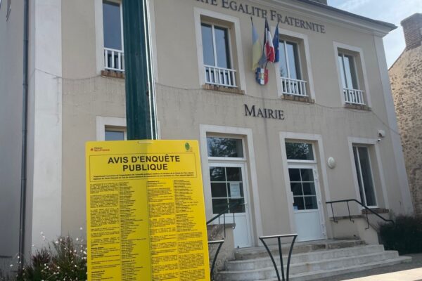 Avis d'enquête publique affiché en façade d'une mairie