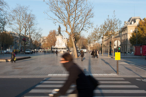 Rue commerçante avec passants, illustration d'une enquête publique en zone urbaine